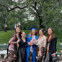 Kebahagiaan dirasakan penyanyi Reza Artamevia. Putri sulungnya, Zahwa Massaid baru saja meraih gelar sarjana di Amerika Serikat. Kakak Aaliyah Massaid itu baru saja lulus dari Fashion Institute of Technology yang terletak di New York. [Instagram/aaliyah.massaid/rezaartameviaofficial]