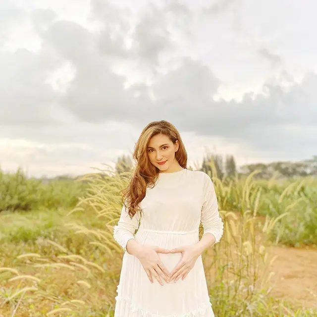 6 Potret Maternity Shoot Alessia Cestaro, Cantik Memesona di Padang Rumput