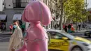 Sebuah patung yang terinspirasi dari lukisan Las Meninas terlihat di Madrid, ibu kota Spanyol, pada 18 Oktober 2020. Sejumlah seniman membuat patung yang terinspirasi dari lukisan terkenal karya Velazquez, Las Meninas, dan memajangnya di jalanan Madrid. (Xinhua/Meng Dingbo)