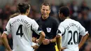 Wasit Mark Clattenburg memperingatkan Pemain Swansea City Chico Flores (kiri) dan Jonathan de Guzman (Kanan) Pada pertandingan Liga Premier Inggris antara Swansea City dan Arsenal di Stadion Liberty di Swansea (28/09/13). (AFP/Paul Ellis)