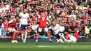 Namun ketenangan para pemain Arsenal runtuh di menit ke-29. Gabriel Magalhaes terpaksa menjatuhkan Richarlison di dalam kotak penalti yang berbuah hukuman tendangan penalti. (AFP/Adrian Dennis)