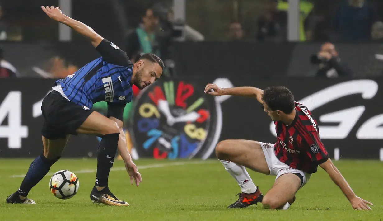 Bek Inter Milan, Danilo D'Ambrosio, berusaha melewati gelandang AC Milan, Giacomo Bonaventura, pada laga Serie A Italia di Stadion Giuseppe Meazza, Milan, Minggu (15/10/2017). Inter Milan menang 3-2 atas AC Milan. (AP/Antonio Calanni)