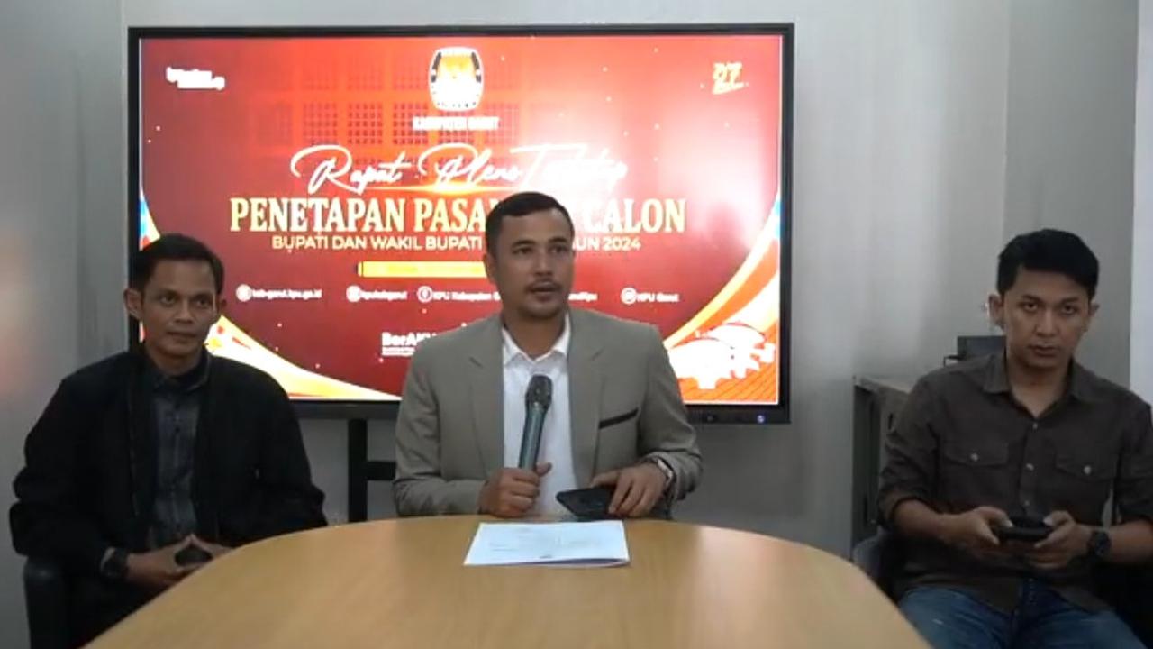 Ketua KPUD Garut Dian Hasanudin akhirnya menyampaikan penetapan pasangan Helmi Budiman-Yudi Nugraha Lasminingrat dan Abdusy Syakur Amin-Putri Karlina sebagai peserta Pilkada Garut 2024. (Liputan6.com/Jayadi Supriadin)