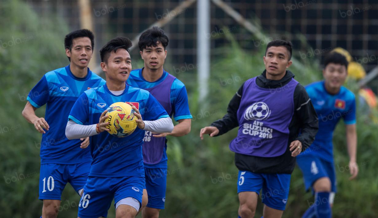 Penyerang Vietnam, Nguyen Cong Phuong, bersama rekan-rekan berlatih ringan di Lapangan Kompleks Stadion Pakansari, Jawa Barat, Kamis (1/12/2016). Vietnam akan menghadapi Timnas Indonesia pada semifinal Piala AFF 2016. (Bola.com/Vitalis Yogi Trisna)