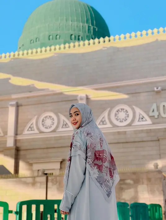 Sementara itu, Oki Setiana Dewi mengenakan baju bernuansa biru. Dengan abaya yang dipadukan kerudung bermotif Ka’bahbwarna senanda. [@okisetianadewi]