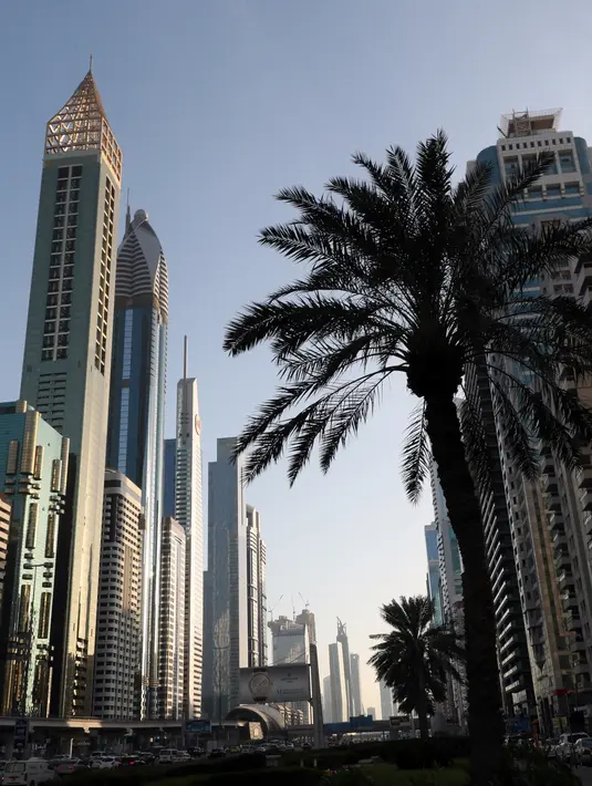 Penampakan Hotel Gevora (kiri) di Sheikh Zayed Road, Dubai, Minggu (11/2). Hotel yang memiliki 528 kamar dan 75 lantai itu pun mengalahkan JW Marriot Marquis Dubai sebagai hotel tertinggi di dunia seperti diberitakan media The National. (KARIM SAHIB/AFP)