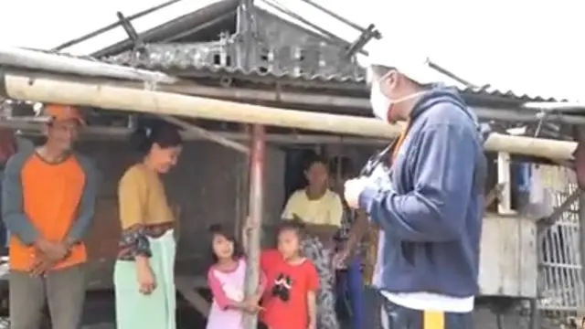 Baim Wong memberikan bantuan kepada dua warga Banten, Sugiri dan Wulan dengan membangunkan rumah (YouTube/ Baim Paula)