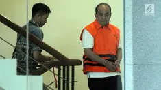 Kadis Pendidikan Kabupaten Cianjur, Cecep Sobandi dengan tangan terborgol menjalani pemeriksaan di Gedung KPK, Jakarta, Rabu (2/1). Cecep merupakan tersangka dugaan korupsi pemotongan‎ Dana Alokasi Khusus Pendidikan Cianjur 2018. (Merdeka.com/Dwi Narwoko)