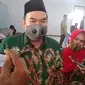 Arief Rohman didampingi Tri Yuli Setyowati saat diwawancara wartawan seusai ditetapkan menjadi calon Bupati terpilih KPU Kabupaten Blora. (Liputan6.com/Ahmad Adirin)