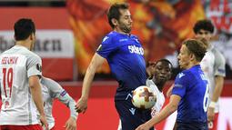 Pemain Lazio, Senad Lulic (tengah) melakukan kontrol bola saat diadang pemain Salzburg pada leg kedua Liga Europa di Red Bull Arena, Austria, (12/4/2018). Salzburg lolos ke semifinal dengan agregat gol 6-5. (AP/Kerstin Joensson)
