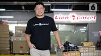 Chief Executive Officer (CEO) Lion Parcel , Farian Kirana saat dipotret Liputan6.com di Kantor Lion Parcel di Jakarta Barat, Selasa (19/12/2023). (Liputan6.com/Angga Yuniar)