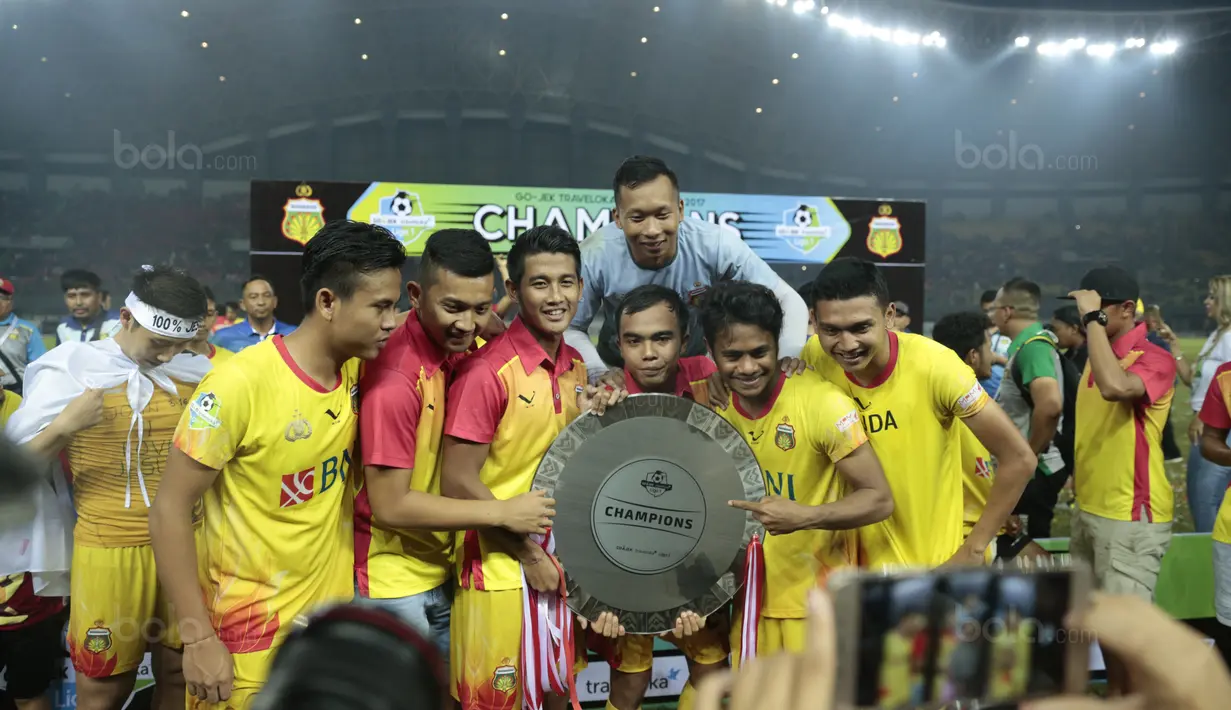 Pemain muda Bhayangkara FC berfoto bersama trofi juara Liga 1 2017 di Stadion Patriot Bekasi, Sabtu (12/11/2017). Bhayangkara kalah 1-2 lawan Persija. (Bola.com/Nicklas Hanoatubun)