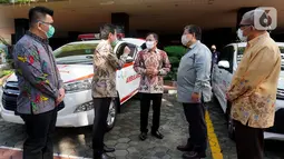 Menkes Terawan Agus Putranto (tengah) berbincang dengan jajaran Direksi PT Toyota Astra Motor (TAM) pada acara penyerahan bantuan untuk penanganan Covid-19 di Jakarta Rabu (20/5/2020). TAM dan SERA juga memberikan bantuan 3 mobil ambulan Kijang Innova dan 48 Toyota Avanza. (Liputan6.com/HO/Ady)