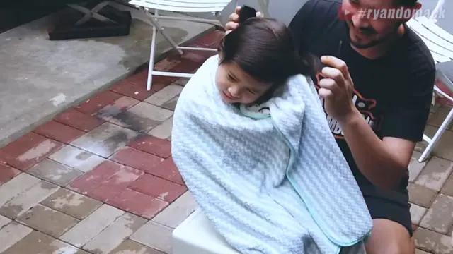 6 Momen Donny Michael dan Aryani Fitriana Cukur Rambut Isco, Seru Banget