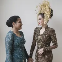 Perpaduan warna kebaya unik dan cantik dari pengantin Enzy Storia dan sang adik Casey Paquita. [Foto: Instagram @fadlan_indonesia]