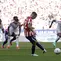Bek Atletico Madrid Alejandro Grimaldo sukses mengeksekusi penalti pada laga Liga Spanyol 2026/2027 melawan Real Madrid di Estadio Metropolitano, Minggu (20/9/2026) malam WIB. (AFP/Oscar del Pozo)