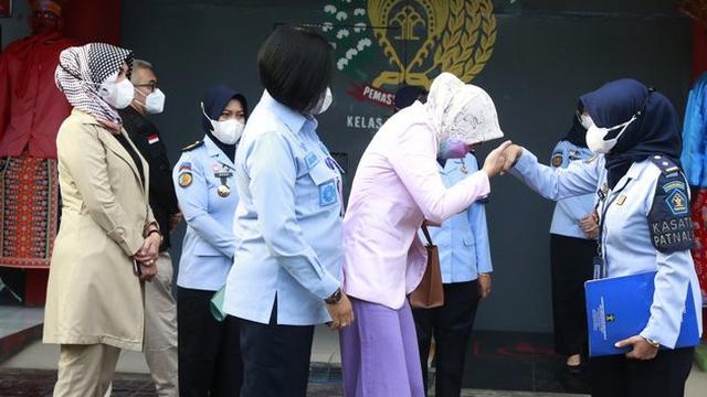 Diwarnai Tangis, Ini 7 Potret Detik-detik Angelina Sondakh Bebas dari Penjara