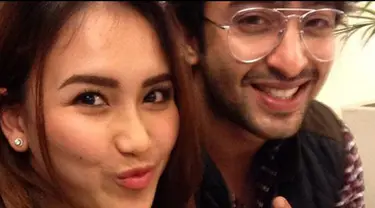 Sebelumnya tersiar kabar kepulangan Shaheer Sheikh ke India bertujuan untuk memperkenalkan Ayu Ting Ting pada keluarga besar Shaheer. Namun, pemberitaan tersebut sesaat menimbulkan pertanyaan besar karena terlihat di reply tweet yang diunggah Shaheer...