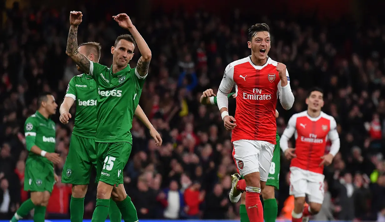 Selebrasi gelandang Arsenal, Mesut Oezil (kanan) setelah menjebol gawang Ludogorets pada laga fase Grup A Liga Champions 2016/2017 di Emirates Stadium, London (19/10/2016). Mesut Oezil tercatat membuat 4 gol dan 2 assist ke gawang Ludogorets saat berseragam Arsenal. Keempat gol tercipta dalam dua laga pada fase Grup A Liga Champions 2016/2017. (AFP/Ben Stansall)