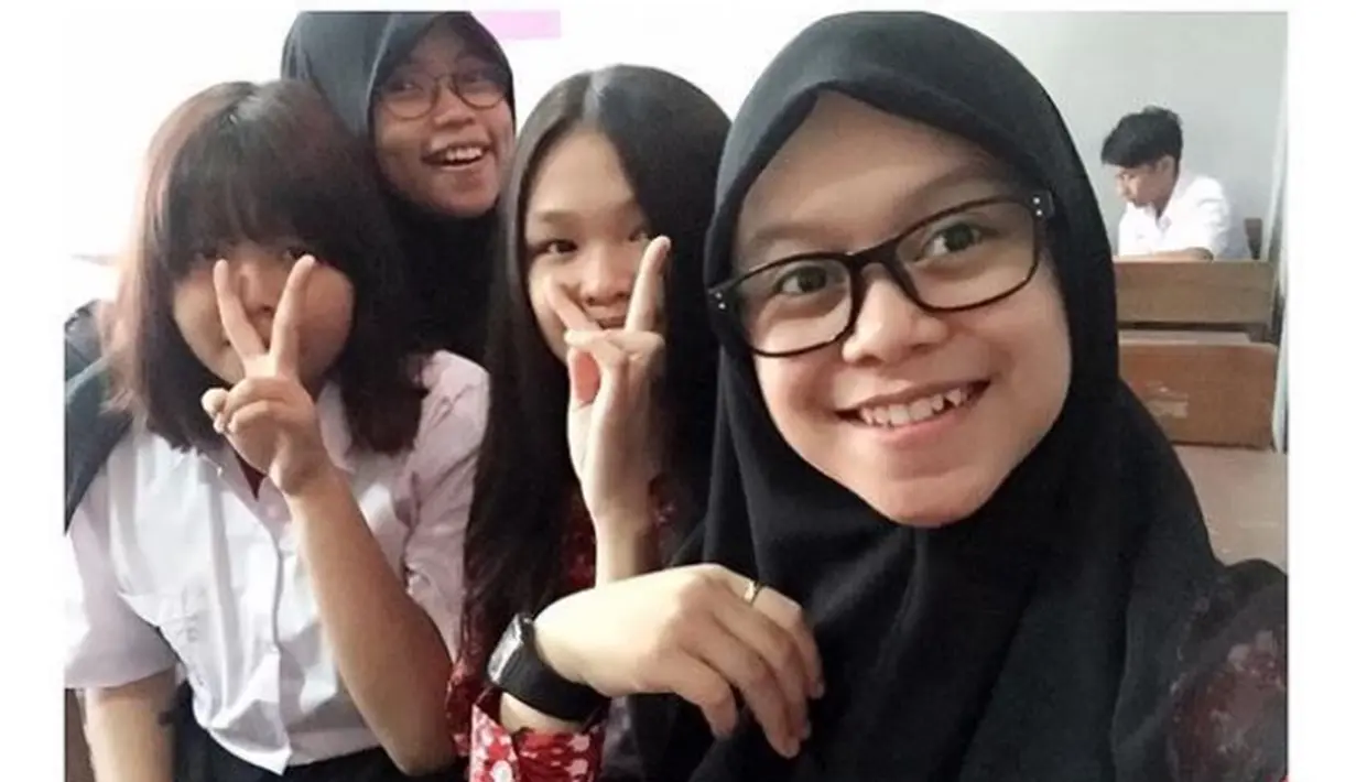 Lesti Kejora, pedangdut top Tanah Air yang kini sangat tenar. Semakin tenar, membuat sisi kehidupan Lesti menarik untuk dikulik. Termasuk melihat foto lawas Lesti bersama sahabat satu geng saat SMA. (Liputan6.com/IG/lestykejora)