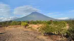 Suasana pemandangan Gunung Agung dari Karangasem di pulau resor Bali, Indonesia (23/9). Pihak BNPB Indonesia  mengatakan, Gunung Agung di Karang Asem, Bali dalam status awas. (AFP Photo/Sonny Tumbelaka)
