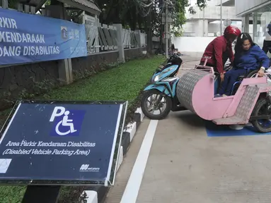 Penyandang disabilitas memarkirkan kendaraan pada area parkir khusus di Stasiun MRT Lebak Bulus, Jakarta, Kamis (20/02/202020). Mulai hari ini para penyandang disabilitas pengguna MRT dapat memarkirkan kendaraan mereka secara gratis di lokasi yang disediakan oleh pihak MRT. (merdeka.com/Arie Basuki)