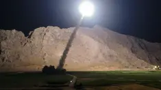 Rudal jarak menengah diluncurkan militer Iran yang ditargetkan pada militan ISIS Suriah di Kermanshah, Iran, (19/6). Rudal yang ditembakkan adalah rudal balistik berbahan bakar Zulfiqar padat. (IRIB News Agency, Morteza Fakhrinejad via AP)