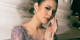 Raisa memilih rok dengan belahan tinggi yang memperlihatkan motif batik klasik, menambahkan elemen budaya Indonesia yang khas dalam tampilannya.  [@raisa6690].