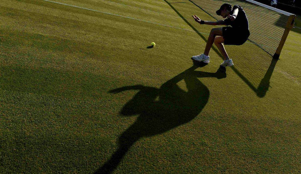 Seorang ball boy melempar bola saat pertandingan berlangsung di Court 3 Turnamen Tenis Wimbledon di London, Inggris. (2/7/2015). (Reuters/Toby Melville)