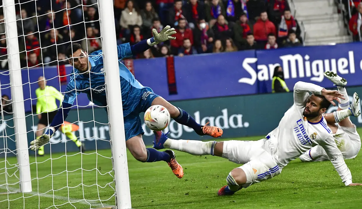 Pemain Real Madrid Nacho (kanan) gagal mencetak gol ke gawang Osasuna pada pertandingan sepak bola La Liga Spanyol di Stadion El Sadar, Pamplona, Spanyol, 20 April 2022. Real Madrid menang 3-1. (AP Photo/Alvaro Barrientos)