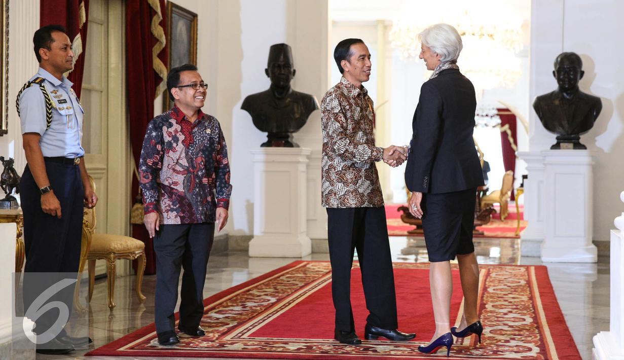 Presiden Joko Widodo menyambut kedatangan Direktur Pelaksana Dana Moneter Internasional (IMF) Christine Lagarde di Istana Merdeka, Jakarta, Selasa (1/9/2015). (Liputan6.com/Faizal Fanani)