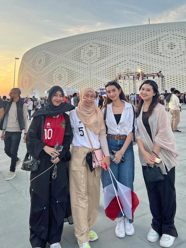 7 Potret Azizah Salsha dan Adiba Khanza Dukung Suami Lawan Jepang di Qatar