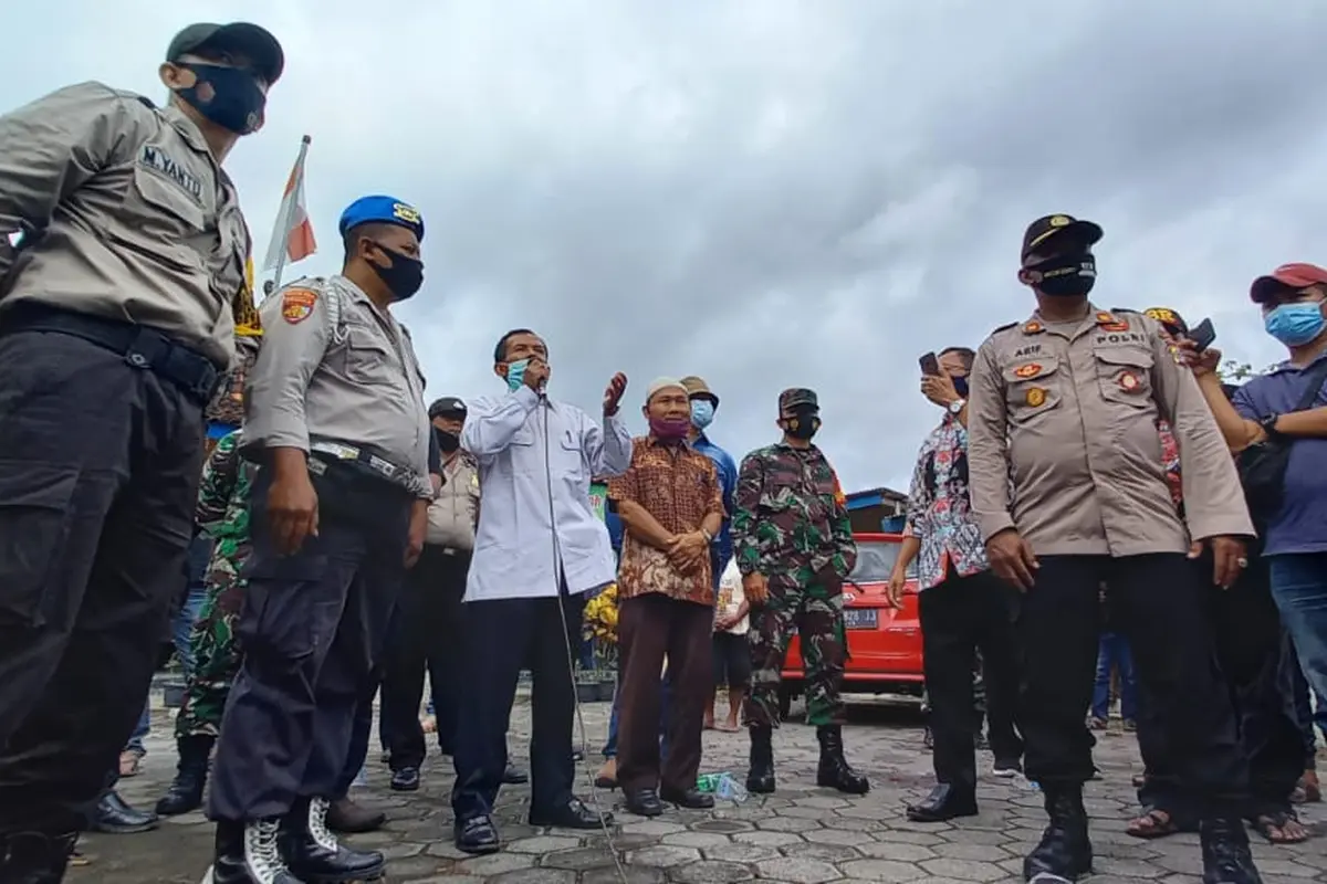 Warga Rejosari, Kapanewon Semin, Gunungkidul berdemonstrasi menuntut Pak Lurah mundur karena dugaan perselingkuhan dengan warganya sendiri. (Foto: Liputan6.com/Hendro Ary Wibowo)