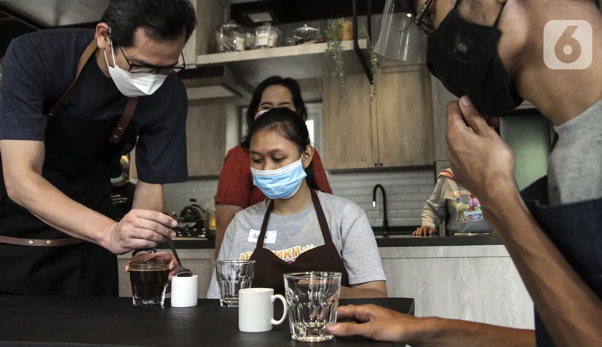 Praktisi (kiri) mengajar pembuatan kopi kepada anak berkebutuhan khusus di The Home, Cilandak, Jakarta, Selasa (11/1/2022). Belajar membuat kopi merupakan salah satu pelatihan khusus yang disesuaikan dari minat anak berkebutuhan khusus setelah selesai pendidikan di SLB. (Liputan6.com/Johan Tallo)