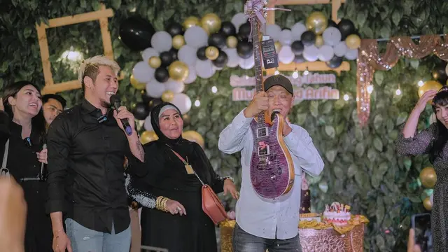 Sudah Lamaran, Ini 6 Momen Kedekatan Chevra Yolandi dan Keluarga Via Vallen