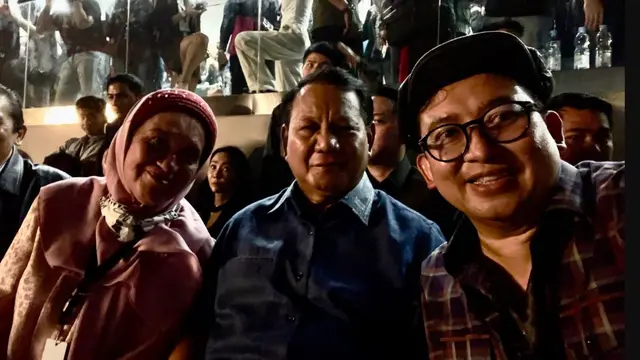 Wakil Ketua Umum Partai Gerindra Fadli Zon duduk sebelahan dengan Menteri Pertahanan (Menhan) Prabowo Subianto yang juga merupakan Ketua Umum Partai Gerindra saat konser Dewa 19 pada Sabtu malam 4 Februari 2023 di Jakarta Internasional Stadium (JIS).