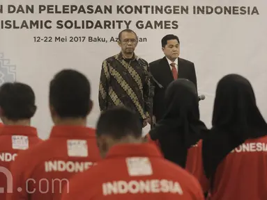 Sesmenpora, Gatot S Dewa Broto didampingi Ketua KOI, Erick Thohir saat pelepasan Atlet Islamic Solidarity Games (ISG) di Hotel Atlet Senayan, Jakarta, Minggu (07/05/2017). ISG akan berlangsung di Azerbaijan, 12-22 Mei 2017. (Bola.com/M Iqbal Ichsan)