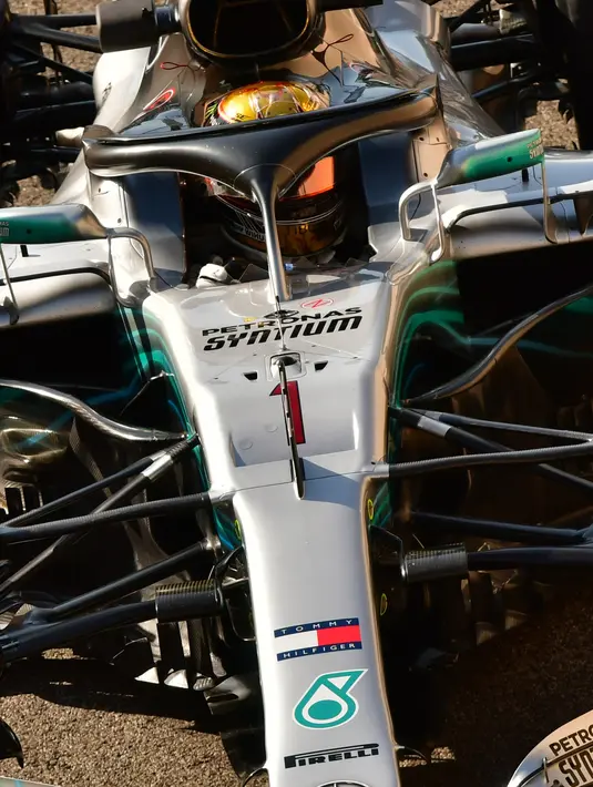 Pembalap Mercedes, Lewis Hamilton mengendarai mobilnya saat sesi latihan pertama jelang GP F1 Abu Dhabi di Sirkuit Yas Marina, Jumat (23/11). Sebelumnya, Hamilton memakai nomor balap 44. (GIUSEPPE CACACE/AFP)