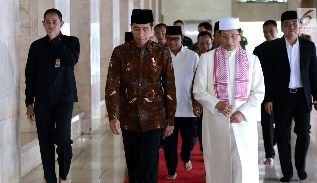 Presiden Joko Widodo didampingi Imam Besar Masjid Istiqlal Nasaruddin Umar berjalan di lorong usai menunaikan ibadah Salat Jumat di Masjid Istiqlal, Jakarta, Jumat (2/3). (Liputan6.com/Pool/Biro Pers Setpres)