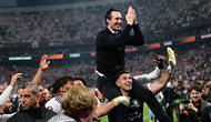 Emiliano Martinez menggendong Unai Emery setelah Aston Villa memastikan gelar juara Liga Europa. (YASIN AKGUL / AFP)