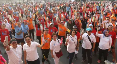 Warga mengangkat tumbler saat mengikuti gerakan 1 juta  tumbler di GBK, Senayan, Jakarta, Minggu (28/7/2019). Gerakan 1 juta  tumbler dicanangkan untuk indonesia tanpa plastik. (Liputan6.com/Angga Yuniar)