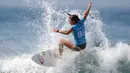 Peselancar Kosta Rika, Brisa Hennessy melakukan aksinya sehari sebelum dimulainya kejuaraan dunia surfing dari Liga Selancar Dunia (World Surf League) di Pantai Keramas Kabupaten Gianyar, Bali, Minggu (12/5/2019). Ajang itu akan diselenggarakan mulai 13-25 Mei 2019. (SONNY TUMBELAKA/AFP)