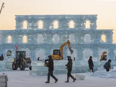 Para pekerja bekerja di lokasi konstruksi untuk ajang Dunia Es dan Salju Harbin, taman hiburan musiman terkenal yang dibuka setiap musim dingin, di Harbin, Heilongjiang, China, 14 Desember 2020. Ajang Dunia Es dan Salju Harbin ke-22 dijadwalkan dibuka pada akhir Desember. (Xinhua/Xie Jianfei)