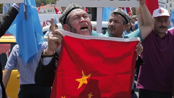 Warga muslim Uighur melakukan aksi protes menentang tekanan pemerintah China (AP)