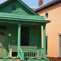 Ilustrasi Rumah Cat Hijau dan Krem (Credit: Roger Starnes Sr/Unsplash)