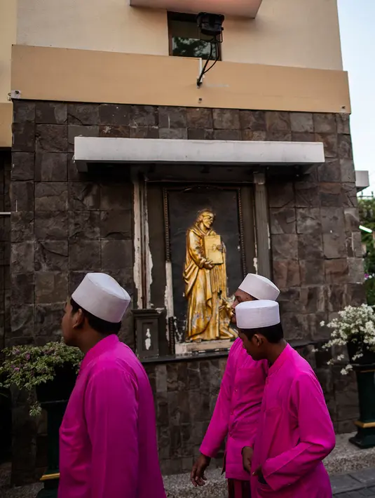 Umat muslim tiba untuk mengenang setahun tragedi bom gereja Surabaya di Gereja Katolik Santa Maria, Surabaya, Jawa Timur, Senin (13/5/2019). Pada peringatan tersebut digelar juga doa lintas agama yang dihadiri sejumlah pemuka agama. (Juni Kriswanto/AFP)