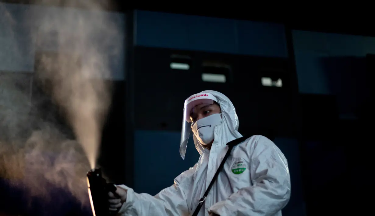Karyawan menyemprotkan disinfektan sebagai tindakan pencegahan terhadap Covid-19 di bioskop Paragon Cineplex di Bangkok, Thailand, Senin (1/6/2020). (AP Photo/Sakchai Lalit)