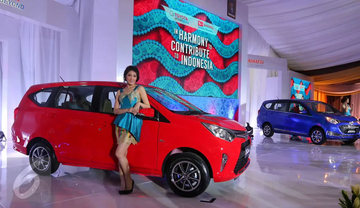 Model berfoto saat peluncuran mobil Toyota Calya dan Daihatsu Sigra di pabrik PT Astra Daihatsu Motor, Karawang, Jawa Barat, (2/8). Kolaborasi Toyota dan Daihatsu yang telah menghasilkan produk Avanza-Xenia dan Rush-Terios. (Liputan6.com/Angga Yuniar)