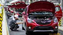 Pekerja merakit mobil di pabrik VinFast, Haiphong, Vietnam, Jumat (14/6/2019). VinFast merupakan produsen sekaligus mobil nasional (mobnas) asal Vietnam. (Manan VATSYAYANA/AFP)