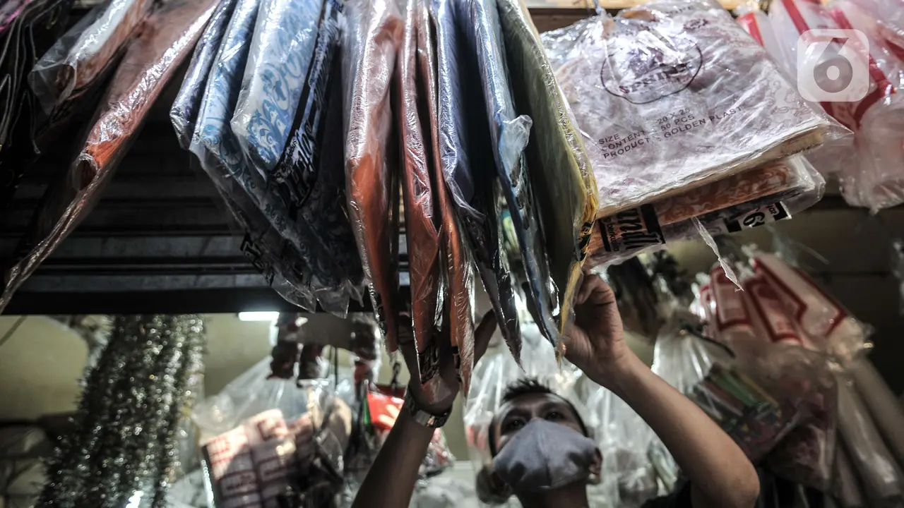Nasib Pedagang Plastik